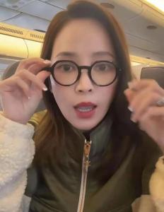 侯佩岑自曝老花眼严重 ：视力已明显退化
